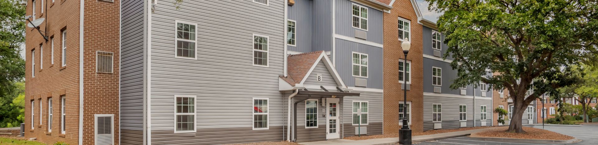 Alluxsuites 1876 Outside