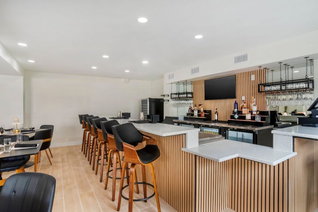 Eat & Drink at Alluxsuites